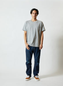 オーセンティック スーパーヘヴィーウェイト 7.1オンス Tシャツ（ポケット付） 男性 正面 着用イメージ