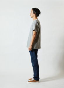 オーセンティック スーパーヘヴィーウェイト 7.1オンス Tシャツ（ポケット付） 男性 側面 着用イメージ