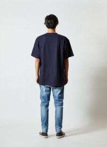 5.6オンス ハイクオリティー Tシャツ（ポケット付） 男性 背面 着用イメージ