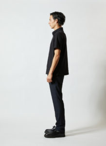 5.3オンス ドライカノコ ユーティリティー ポロシャツ（ボタンダウン） 男性 側面 着用イメージ