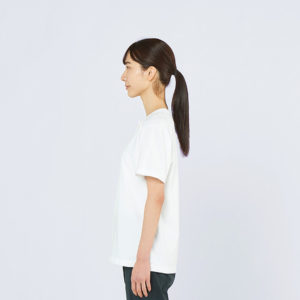 5.6オンス ヘビーウェイトヘンリーネックTシャツ 女性 Sサイズ 側面 着用イメージ