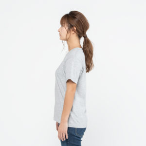 5.6オンス ヘビーウェイト VネックTシャツ 女性 Sサイズ 側面 着用イメージ