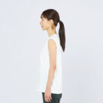 5.6オンス ヘビーウェイトスリーブレスTシャツ 女性 Sサイズ 側面 着用イメージ