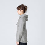 8.4オンス フーデッドライトパーカー 女性 WMサイズ 側面 着用イメージ