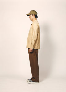 T/C オープンカラー ロングスリーブ シャツ 男性 側面 着用イメージ
