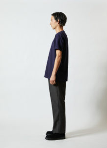 オーセンティック スーパーヘヴィーウェイト 7.1オンス Tシャツ 男性 側面 着用イメージ