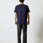 オーセンティック スーパーヘヴィーウェイト 7.1オンス Tシャツ 男性 背面 着用イメージ