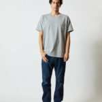 オーセンティック スーパーヘヴィーウェイト 7.1オンス Tシャツ（ポケット付） 男性 正面 着用イメージ