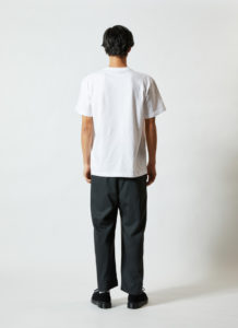 5.6オンス ハイクオリティー Tシャツ 男性 背面 着用イメージ