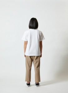 5.6オンス ハイクオリティー Tシャツ 女性 背面 着用イメージ