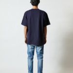 5.6オンス ハイクオリティー Tシャツ（ポケット付） 男性 背面 着用イメージ