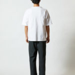 5.6オンス ビッグシルエット Tシャツ（ポケット付） 男性 背面 着用イメージ