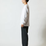 5.6オンス ロングスリーブ Tシャツ（1.6インチリブ） 男性 側面 着用イメージ