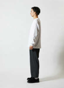 5.6オンス ロングスリーブ Tシャツ（1.6インチリブ） 男性 側面 着用イメージ