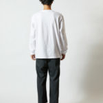 5.6オンス ロングスリーブ Tシャツ（1.6インチリブ） 男性 背面 着用イメージ