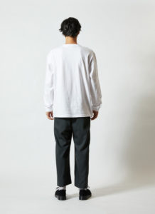 5.6オンス ロングスリーブ Tシャツ（1.6インチリブ） 男性 背面 着用イメージ