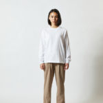 5.6オンス ロングスリーブ Tシャツ（1.6インチリブ） 女性 正面 着用イメージ