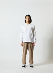 5.6オンス ロングスリーブ Tシャツ（1.6インチリブ） 女性 正面 着用イメージ