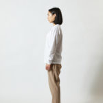 5.6オンス ロングスリーブ Tシャツ（1.6インチリブ） 女性 側面 着用イメージ