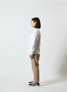 5.6オンス ロングスリーブ Tシャツ（1.6インチリブ） 女性 側面 着用イメージ