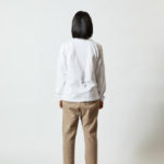 5.6オンス ロングスリーブ Tシャツ（1.6インチリブ） 女性 背面 着用イメージ