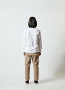 5.6オンス ロングスリーブ Tシャツ（1.6インチリブ） 女性 背面 着用イメージ