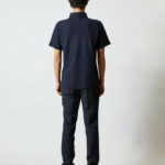 5.3オンス ドライカノコ ユーティリティー ポロシャツ（ボタンダウン）（ポケット付） 男性 背面 着用イメージ