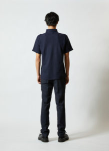 5.3オンス ドライカノコ ユーティリティー ポロシャツ（ボタンダウン）（ポケット付） 男性 背面 着用イメージ