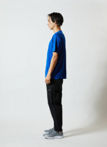 4.7オンス ドライシルキータッチ Tシャツ（ローブリード） 男性 側面 着用イメージ
