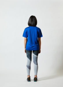 4.7オンス ドライシルキータッチ Tシャツ（ローブリード） 女性 背面 着用イメージ