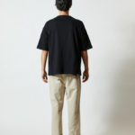 5.6オンス ビッグシルエット Tシャツ 男性 背面 着用イメージ