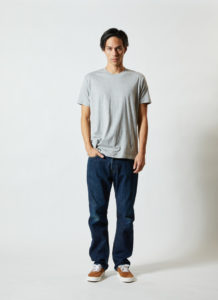 4.0オンスプロモーションTシャツ 男性 正面 着用イメージ