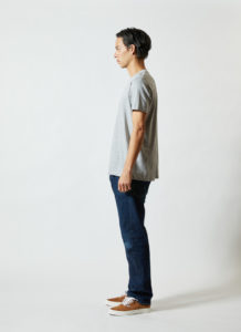 4.0オンスプロモーションTシャツ 男性 側面 着用イメージ