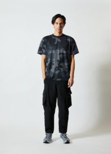 4.1オンスドライアスレチックカモフラージュTシャツ 男性 正面 着用イメージ