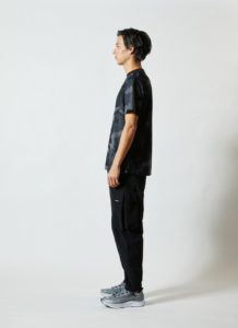 4.1オンスドライアスレチックカモフラージュTシャツ 男性 側面 着用イメージ