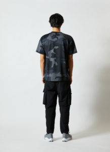 4.1オンスドライアスレチックカモフラージュTシャツ 男性 背面 着用イメージ
