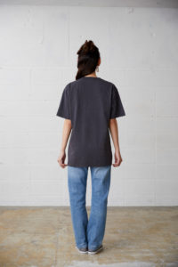 ピグメントTシャツ 女性 背面 着用イメージ