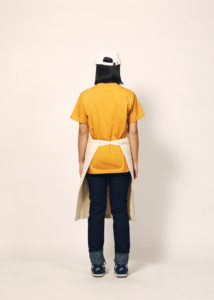 ウォッシュ キャンバス＆ツイル エプロン（ループタイプ） 女性 背面 着用イメージ