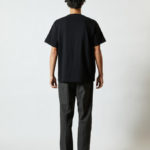 5.0オンス ユニバーサル フィット Tシャツ 男性 背面 着用イメージ
