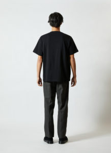 5.0オンス ユニバーサル フィット Tシャツ 男性 背面 着用イメージ