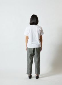 5.0オンス ユニバーサル フィット Tシャツ 女性 背面 着用イメージ