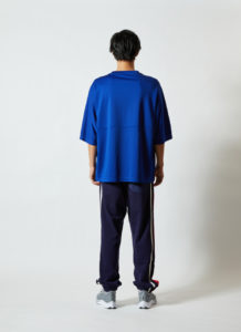 4.1オンス ドライアスレチック ルーズフィット Tシャツ 男性 背面 着用イメージ