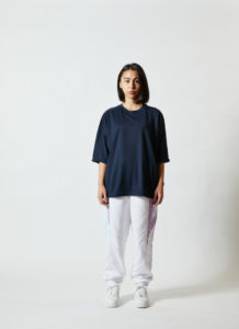 4.1オンス ドライアスレチック ルーズフィット Tシャツ 女性 側面 着用イメージ