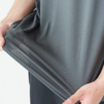 3.5オンス インターロックドライTシャツ 裾イメージ（引っ張り時） 着用イメージ