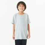 5.6オンス へビーウェイトTシャツ こども 130サイズ 正面拡大（モデル身長：118cm） 着用イメージ
