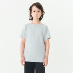 5.6オンス へビーウェイトTシャツ こども 140サイズ 正面拡大（モデル身長：137cm） 着用イメージ