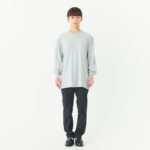 5.6オンス ヘビーウェイト長袖Tシャツ（＋リブ） 女性 Mサイズ 正面（モデル身長：154cm） 着用イメージ