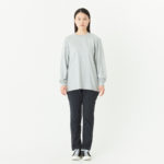 5.6オンス ヘビーウェイトLS-Tシャツ（+リブ） 女性 Mサイズ 正面（モデル身長：166cm） 着用イメージ