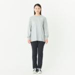 5.6オンス ヘビーウェイト長袖Tシャツ（＋リブ） 女性 Mサイズ 正面（モデル身長：166cm） 着用イメージ