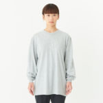 5.6オンス ヘビーウェイト長袖Tシャツ（＋リブ） 女性 Mサイズ 正面拡大（モデル身長：154cm） 着用イメージ